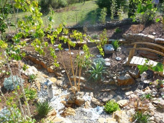 lanterne japonaise pour la création d' un jardin zen sur brignole